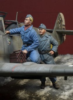 画像2: D-Day miniature studio[DD35196]1/35 WWII ドイツ空軍愛機を点検する整備兵(2体セット)