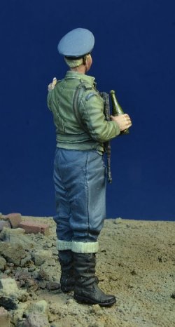 画像4: D-Day miniature studio[DD35202]1/35 WWII カナダ空軍 ワインで一息入れるカナダ空軍パイロット