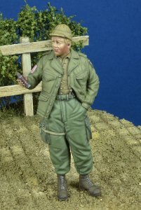 画像1: D-Day miniature studio[DD35218]1/35 WWII アメリカ陸軍 チョコレートバーを差し出す空挺部隊員 1944-45 (1)