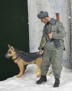 画像1: D-Day miniature studio[DD35226]1/35 現用 東ドイツ 国境警備隊 犬を連れた警備兵 1970-80年代冬 (1)