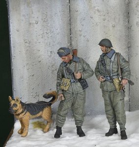 画像1: D-Day miniature studio[DD35227]1/35 現用 東ドイツ 犬を連れた国境警備兵セット 1970-80年代冬(2体セット) (1)