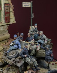 画像1: D-Day miniature studio[DD35240]1/35 WWII 「ザ・ラスト・キューベルワーゲン」ドイツ ベルリン1945 ビッグセット(8体入) (1)