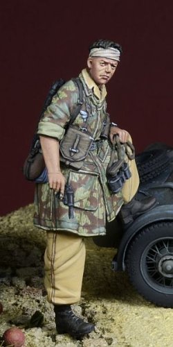 画像2: D-Day miniature studio[DD35250]1/35 WWII ドイツ 足を掛けた降下猟兵 イタリア1943-44/チュニジア1943