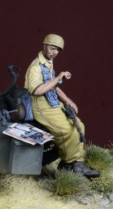 D-Day miniature studio[DD35254]1/35 WWII ドイツ サイドカーに寄りかかる降下猟兵狙撃兵 イタリア1943-44/チュニジア1943