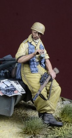 画像4: D-Day miniature studio[DD35254]1/35 WWII ドイツ サイドカーに寄りかかる降下猟兵狙撃兵 イタリア1943-44/チュニジア1943
