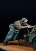 D-Day miniature studio[DD35272]1/35 WWII ドイツ 武装親衛隊 車を押す兵士＃1 1942-45