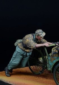 画像1: D-Day miniature studio[DD35272]1/35 WWII ドイツ 武装親衛隊 車を押す兵士＃1 1942-45 (1)