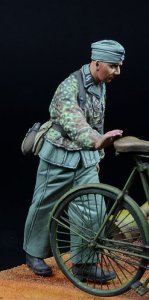 画像1: D-Day miniature studio[DD35273]1/35 WWII ドイツ 武装親衛隊 車を押す兵士＃2 1942-45 (1)