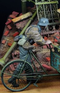 画像1: D-Day miniature studio[DD35274]1/35 WWII ドイツ 武装親衛隊 車を押す兵士＃3 1942-45 (1)