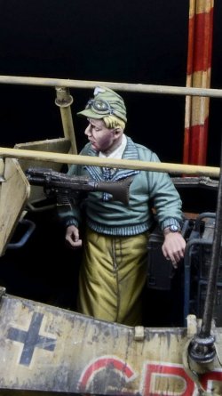 画像1: D-Day miniature studio[DD35281]1/35 WWII ドイツ 車両に立つアフリカ軍団将校(タコム用)