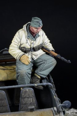 画像2: D-Day miniature studio[DD35296]1/35 WWII ドイツ 座っている武装SS兵士 1943-45年冬(タミヤ用)