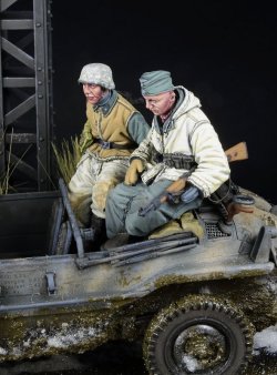 画像3: D-Day miniature studio[DD35298]1/35 WWII ドイツ 武装SS シュビムワーゲン乗員セットVol.2 後席用/冬(2体入 タミヤ用)
