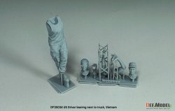 画像2: DEF.MODEL[DF35034]1/35 現用 アメリカ トラックに寄りかかって休憩する運転手 ベトナム戦争(ヘッド2個付)