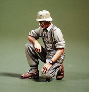 画像1: DEF.MODEL[DO35021]1/35WWII DAK Panzer crew kneeling (1)