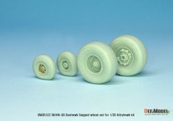 画像3: DEF.MODEL[DW35122]1/35 現用 米海軍SH/MH-60シーホーク用自重変形タイヤセット(キティホーク用)