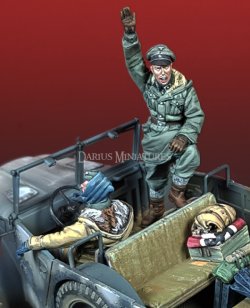 画像2: Darius Miniatures[DMF35066]1/35 WWII ドイツ武装親衛隊 将校&ドライバー乗員セット 合図する将兵