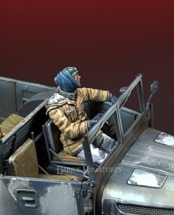 画像2: Darius Miniatures[DMF35067]1/35 WWII ドイツ武装親衛隊 ハンドルに手をかけるドライバー