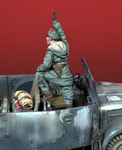 画像2: Darius Miniatures[DMF35068]1/35 WWII ドイツ武装親衛隊 車内から合図を送るSS将校