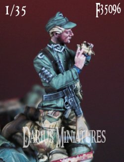 画像2: Darius Miniatures[DMF35096]1/35 WWII ドイツ 戦車撃破章を付けた下級軍曹