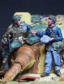 画像1: Darius Miniatures[DMF35124]1/35 WWII ドイツ 会話する兵士セット 降下猟兵/武装親衛隊員(2体入)
