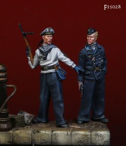 画像1: Darius Miniatures[DMF35028]1/35 WWII ドイツ海軍将兵セット「ベルリンへ」ベルリン攻防戦1945年(2体セット) (1)