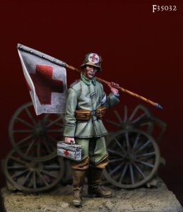 画像1: Darius Miniatures[DMF35032]1/35 WWI 独 ドイツ帝国陸軍 赤十字旗を抱える衛生兵 (1)
