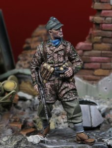 画像1: Darius Miniatures[DMF35049]1/35 WWII ドイツ武装親衛隊 降下猟兵 双眼鏡を持つ猟兵 (1)