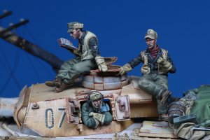 画像1: Darius Miniatures[DMF35060]1/35 WWII ドイツ戦車搭乗員冬季装備セット(3体入) (1)