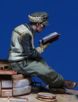 画像2: Darius Miniatures[DMF35061]1/35 WWII ドイツ戦車搭乗員 聖書を読む