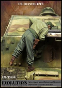 画像1: エボリューション[EM-35189]1/35　WWIIアメリカ陸軍兵士 鹵獲戦車の内部を覗くGI (1)
