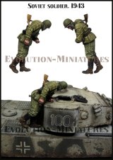 エボリューション[EM-35237]1/35 WWII 露/ソ ソビエト赤軍 タイガー戦車のハッチをのぞき込む歩兵 1943