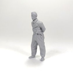 画像2: MacOne Models[MAC35801]1/35 WWIIドイツ戦車搭乗員B 防寒ズボンを着た戦車兵
