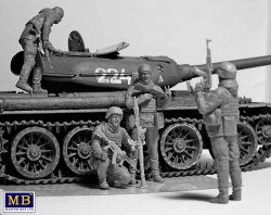 画像4: マスターボックス[MSB35223]1/35 ロシア・ウクライナ戦争シリーズ No.1：ウクライナ兵・キーウ防衛戦 2022年3月 「戦利品」 (4体入り)