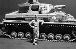 画像5: マスターボックス[MB35149]1/35　独戦車兵4体+犬-サッカー試合