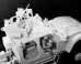 画像2: マスターボックス[MSB35170] 1/35 米・現用兵士４体中東アフガン戦-車上捜索-1名負傷 (2)