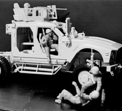 画像3: マスターボックス[MSB35170] 1/35 米・現用兵士４体中東アフガン戦-車上捜索-1名負傷