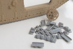 画像2: Master Club[MC135132CL]1/35 菱形戦車 Mark IV, Mk.II, Mk.V, Mk.IX WWI 連結可動履帯(レジン製)