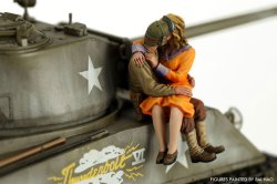 画像4: モンモデル[MENHS-013r]1/35 「勝利のキス」(レジン製 未塗装組み立てキット)