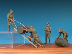 画像4: ミニアート[MA35256]1/35 ドイツ兵　燃料ドラム缶付　特別版