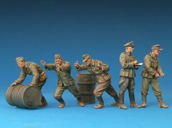 画像2: ミニアート[MA35256]1/35 ドイツ兵　燃料ドラム缶付　特別版