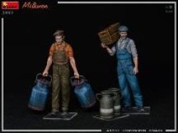 画像2: ミニアート[MA38068]1/35 牛乳配達業者フィギュア2体入