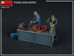 画像3: ミニアート[MA38048]1/35 職人２体セット（作業台・工具箱２個・ドリルプレス・研削盤・ベンチバイス付）