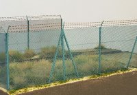 Model Scene[41140]1/120 高い金網フェンス 有刺鉄線付