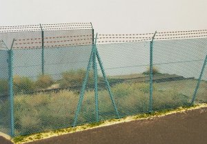 画像1: Model Scene[48140]1/72-1/87 高い金網フェンス 有刺鉄線付 (1)