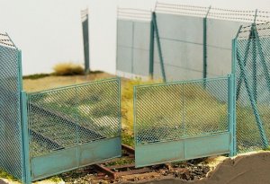 画像1: Model Scene[48141]1/72-1/87 金網ゲート 高い金網フェンス用 (1)