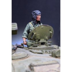 画像3: Paracel Miniatures[NVA3518]1/35 ベトナム戦争 NVA(北ベトナム正規軍)     戦車兵 ハッチにもたれる指揮官