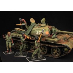 画像2: Paracel Miniatures[NVA3528]1/35 現用 北ベトナム軍(NVA) 弾薬補給中の戦車兵B(2体入)