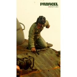 画像2: Paracel Miniatures[VN1816]1/35 北ベトナム正規軍 戦車被弾！先に行け！脱出するNVA戦車兵4体セット