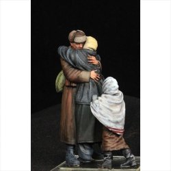 画像2: Paracel Miniatures[WW35036]1/35 WWII 露/ソ ソビエト兵士と母の再会(3体入)