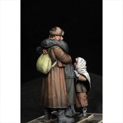 画像3: Paracel Miniatures[WW35036]1/35 WWII 露/ソ ソビエト兵士と母の再会(3体入)